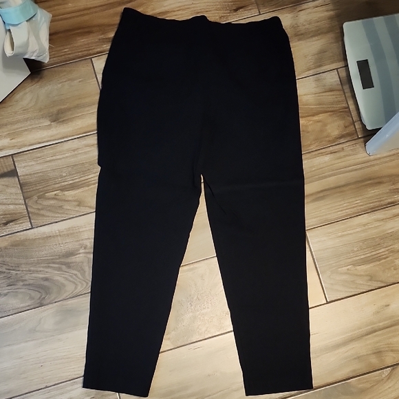 Roz & Ali Elegant Black Cropped Pants - Picture 3 of 5